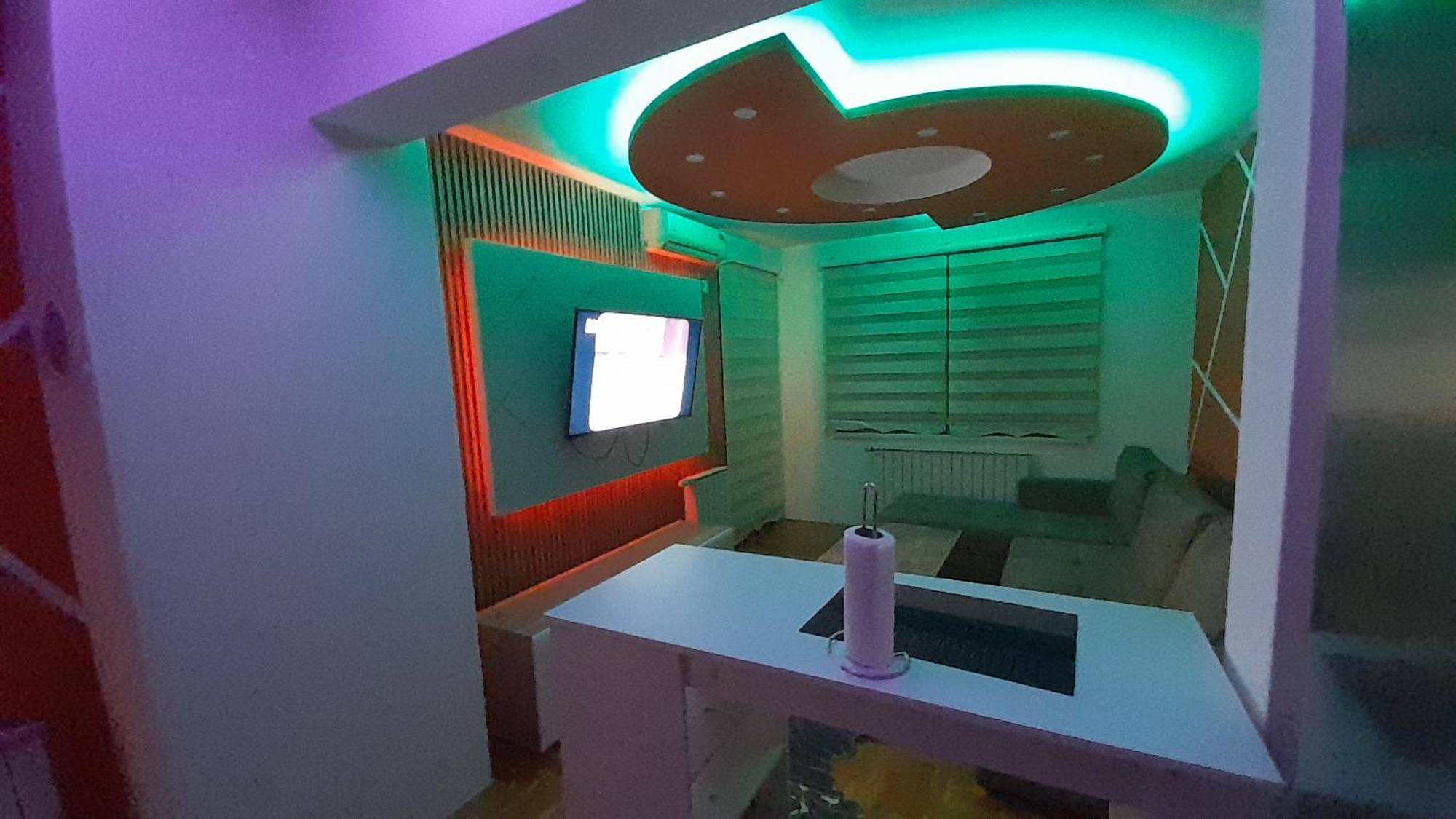 Lux Neom Apartman, Stup, *